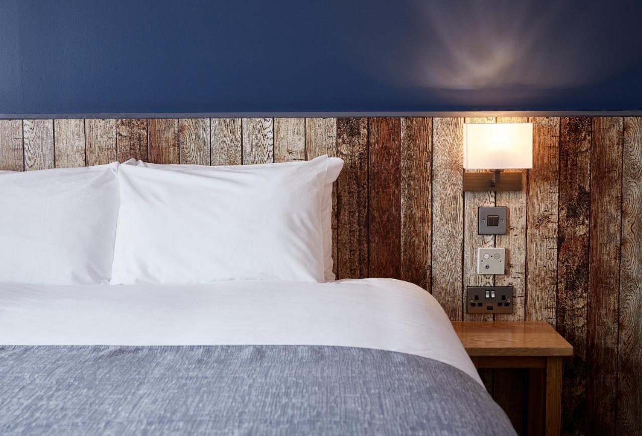 The Churchill By Greene King Inns Royal Wootton Bassett Exteriör bild