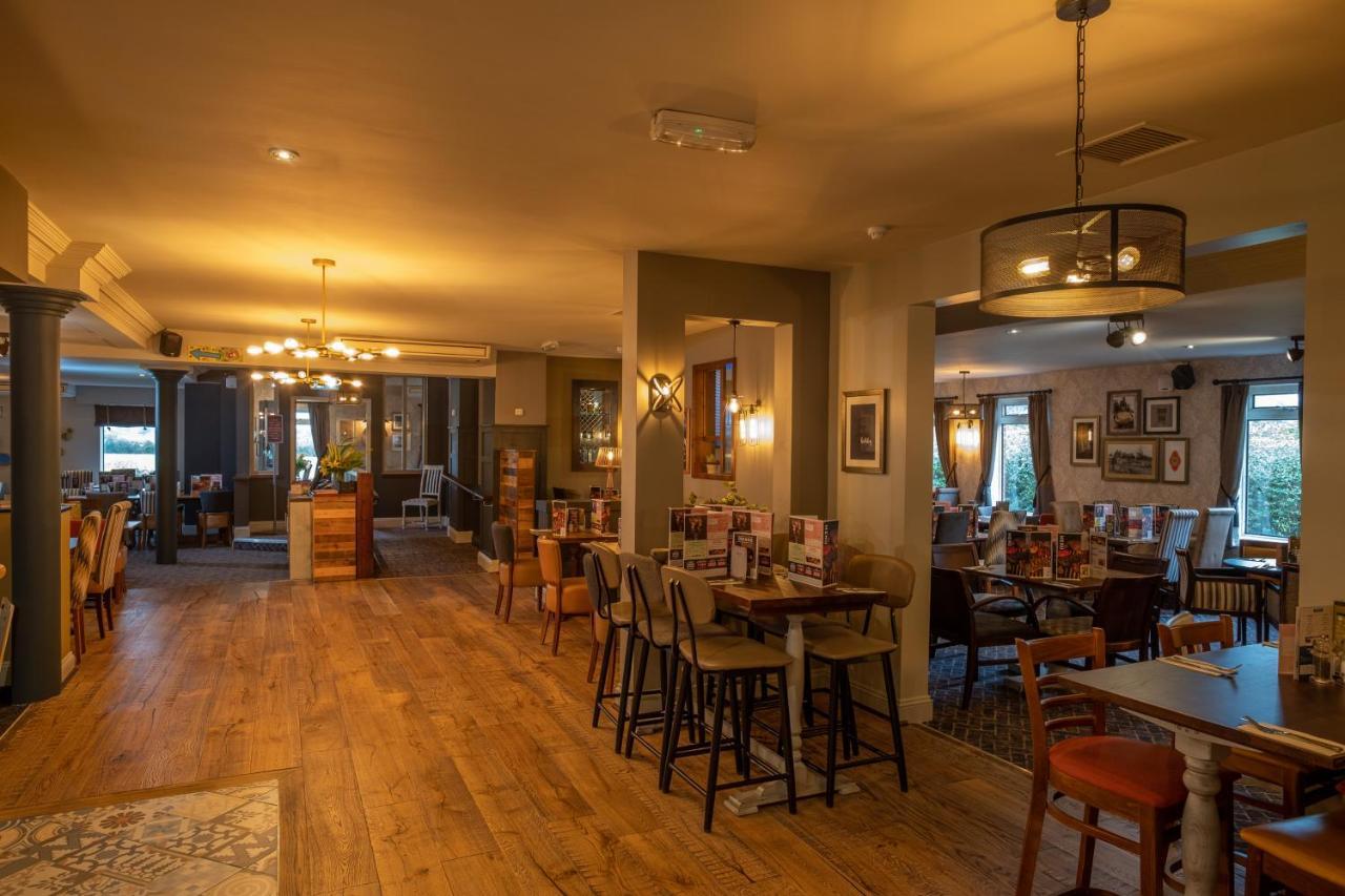 The Churchill By Greene King Inns Royal Wootton Bassett Exteriör bild
