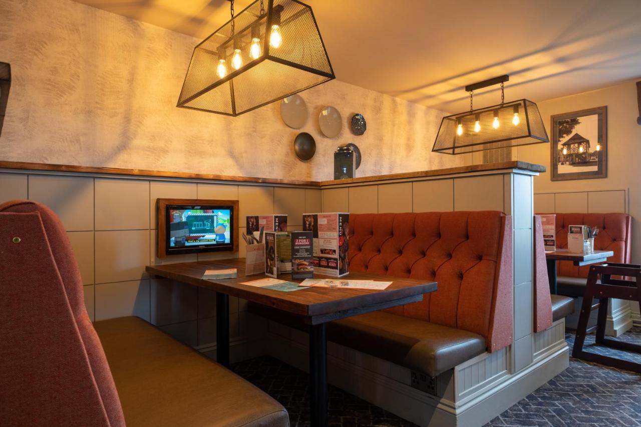 The Churchill By Greene King Inns Royal Wootton Bassett Exteriör bild