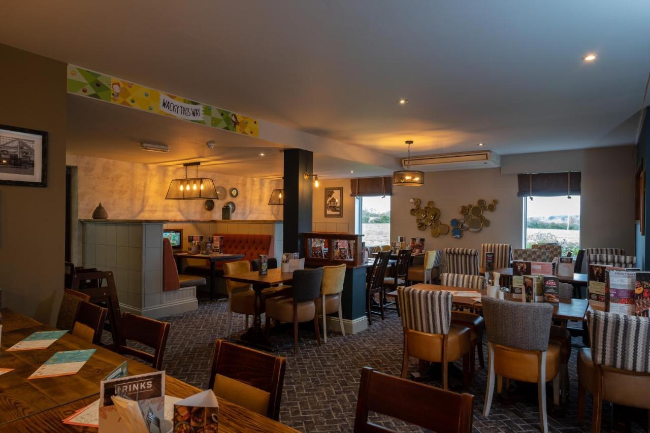 The Churchill By Greene King Inns Royal Wootton Bassett Exteriör bild