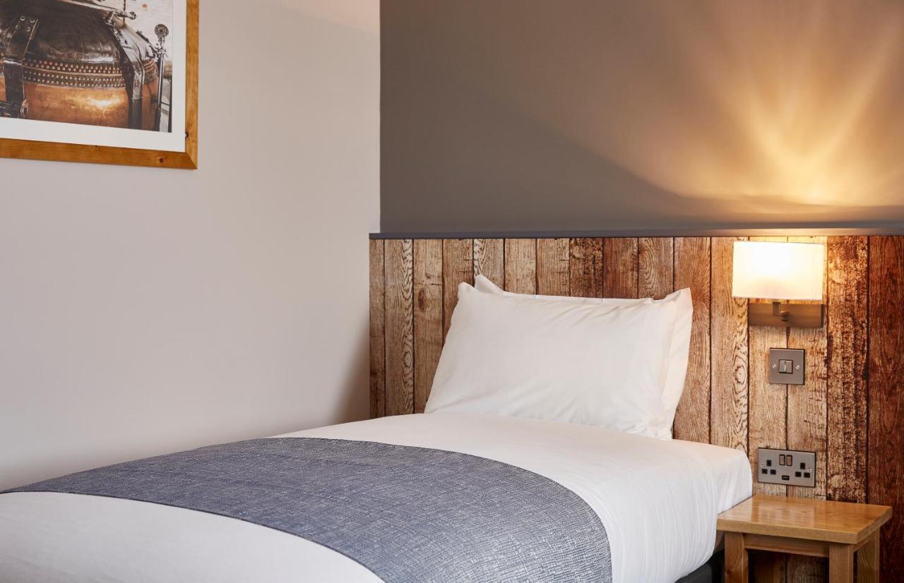 The Churchill By Greene King Inns Royal Wootton Bassett Exteriör bild