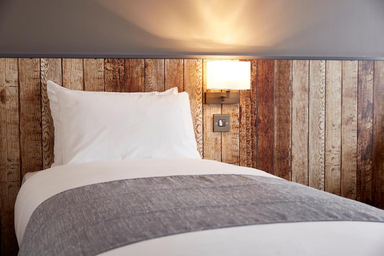The Churchill By Greene King Inns Royal Wootton Bassett Exteriör bild
