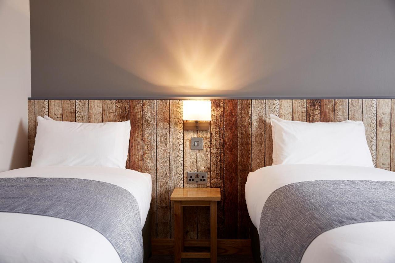The Churchill By Greene King Inns Royal Wootton Bassett Exteriör bild