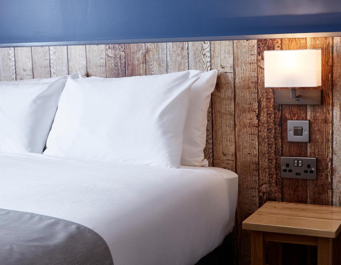 The Churchill By Greene King Inns Royal Wootton Bassett Exteriör bild