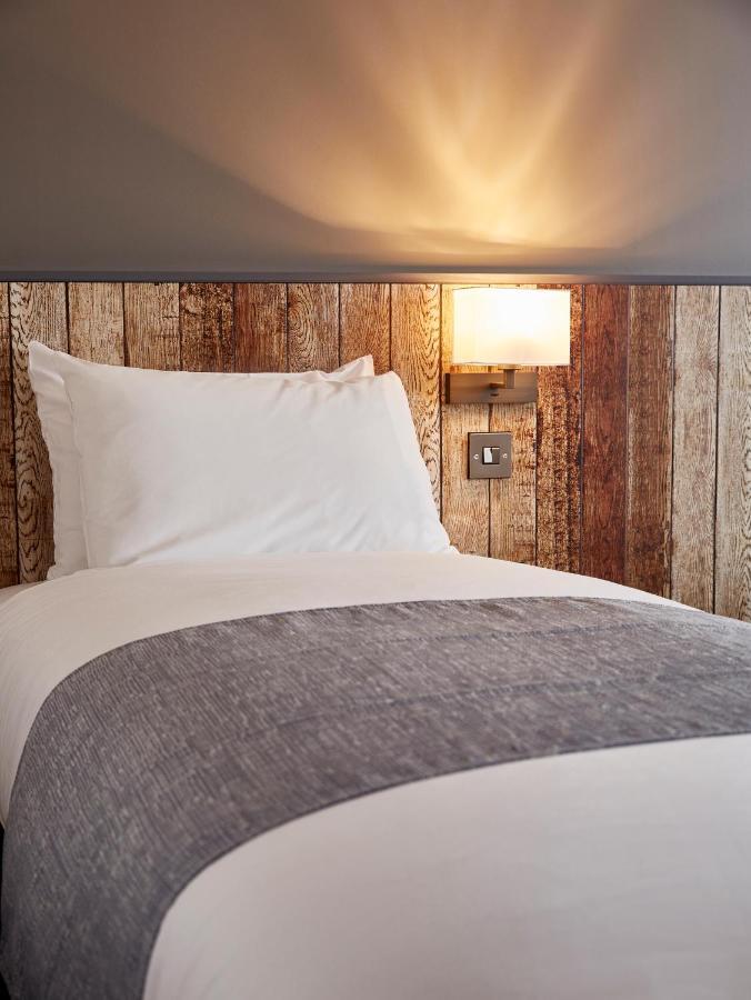 The Churchill By Greene King Inns Royal Wootton Bassett Exteriör bild