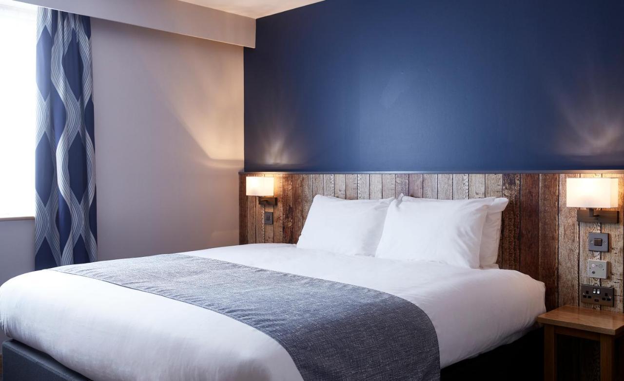The Churchill By Greene King Inns Royal Wootton Bassett Exteriör bild